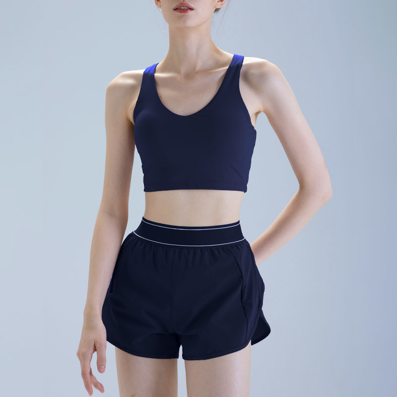 Moterų be rankovių haltero jogos viršūnė su krūtinės pagalvėlėmis ir nailoninių šortų komplektas (2025)