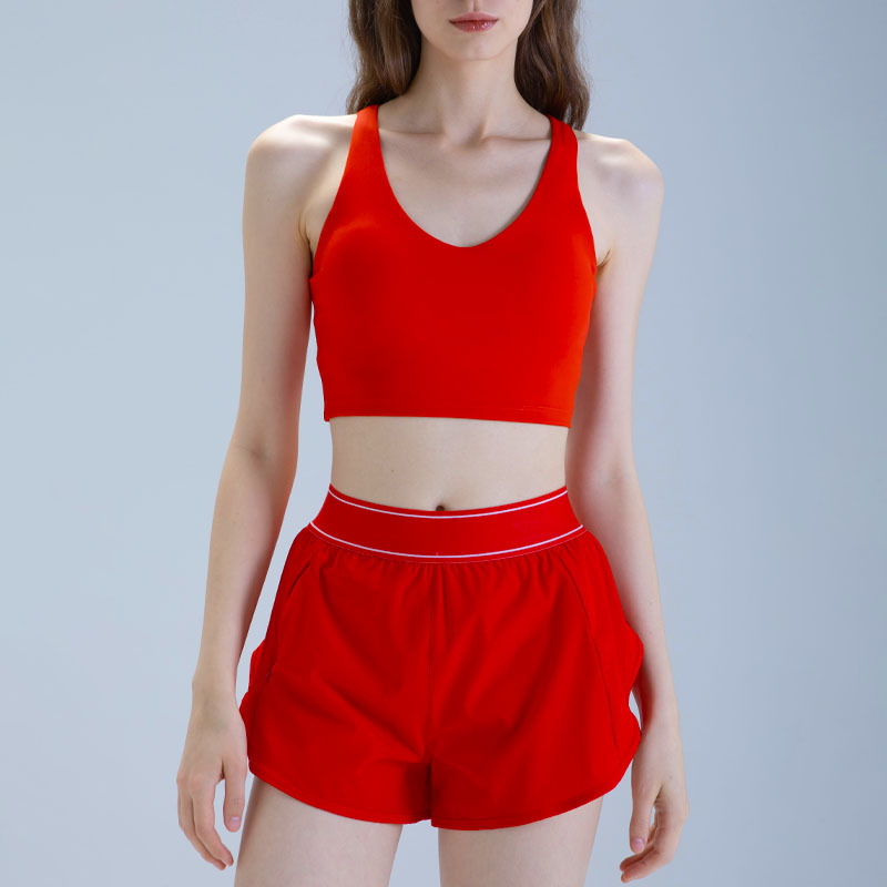 Moterų be rankovių haltero jogos viršūnė su krūtinės pagalvėlėmis ir nailoninių šortų komplektas (2025)