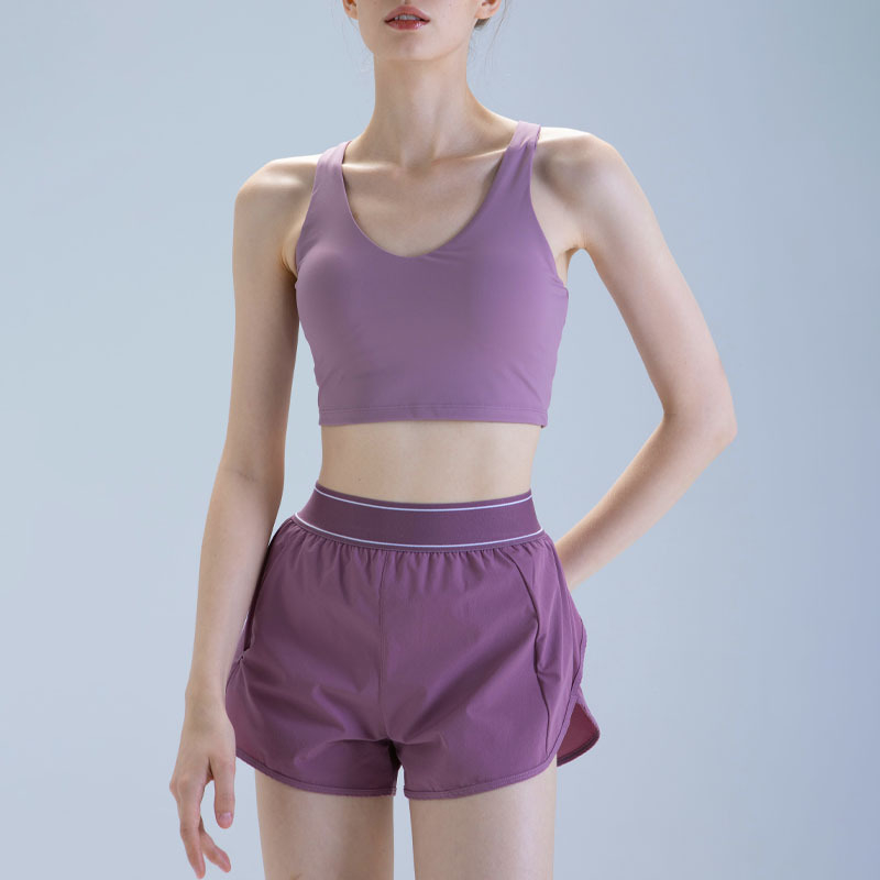 Moterų be rankovių haltero jogos viršūnė su krūtinės pagalvėlėmis ir nailoninių šortų komplektas (2025)