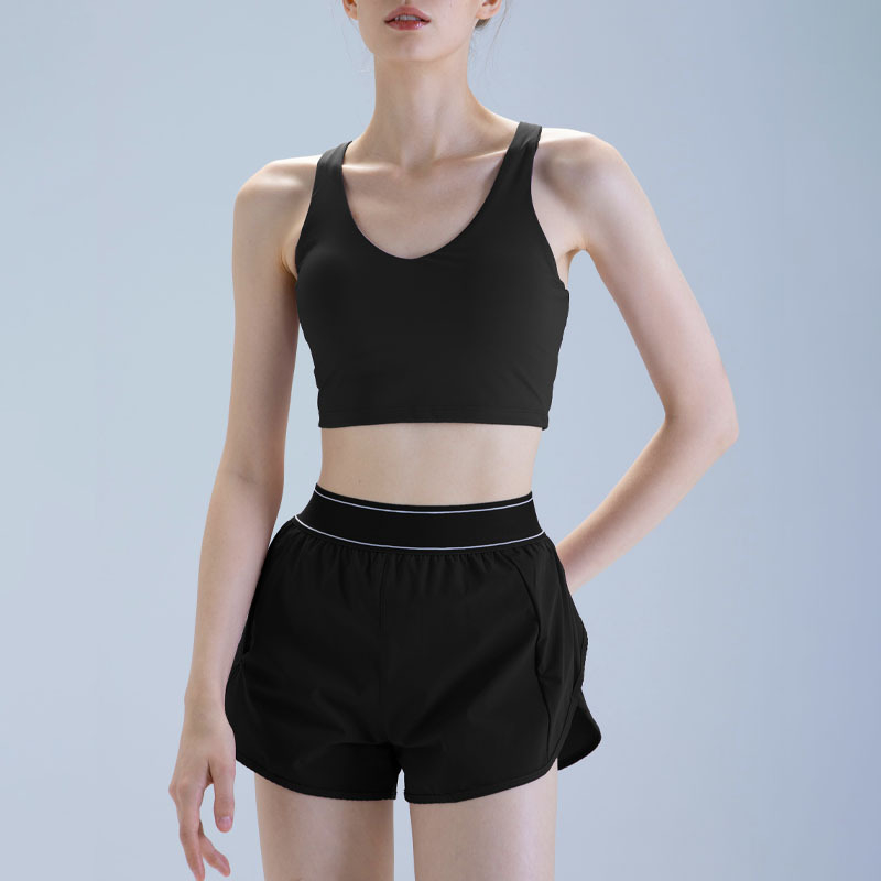 Moterų be rankovių haltero jogos viršūnė su krūtinės pagalvėlėmis ir nailoninių šortų komplektas (2025)