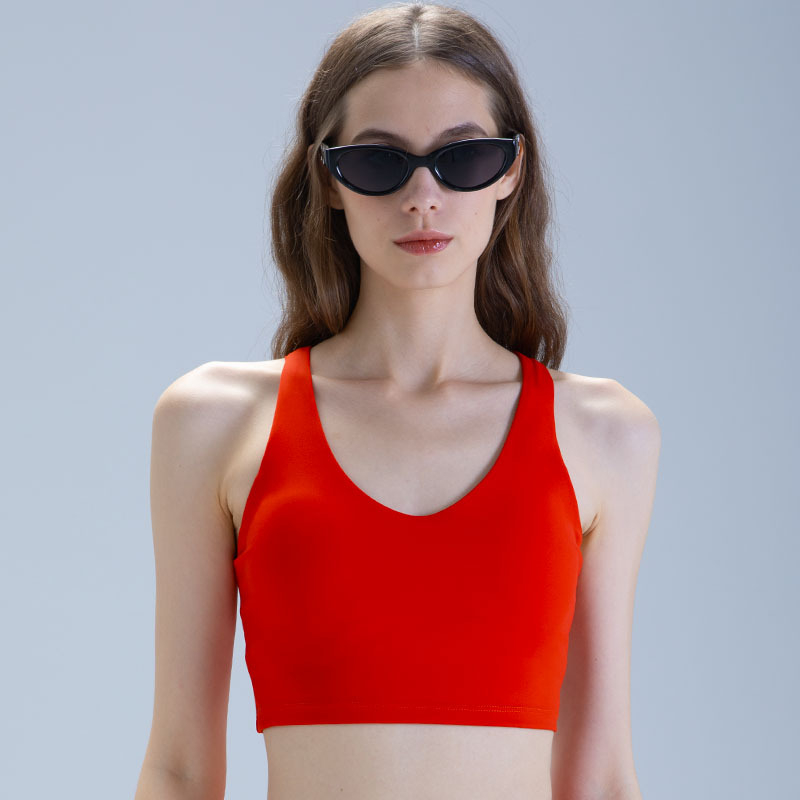 Moterų be rankovių haltero jogos viršūnė su krūtinės pagalvėlėmis ir nailoninių šortų komplektas (2025)