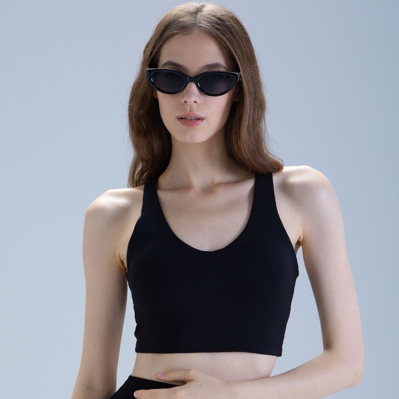 Moterų be rankovių haltero jogos viršūnė su krūtinės pagalvėlėmis ir nailoninių šortų komplektas (2025)