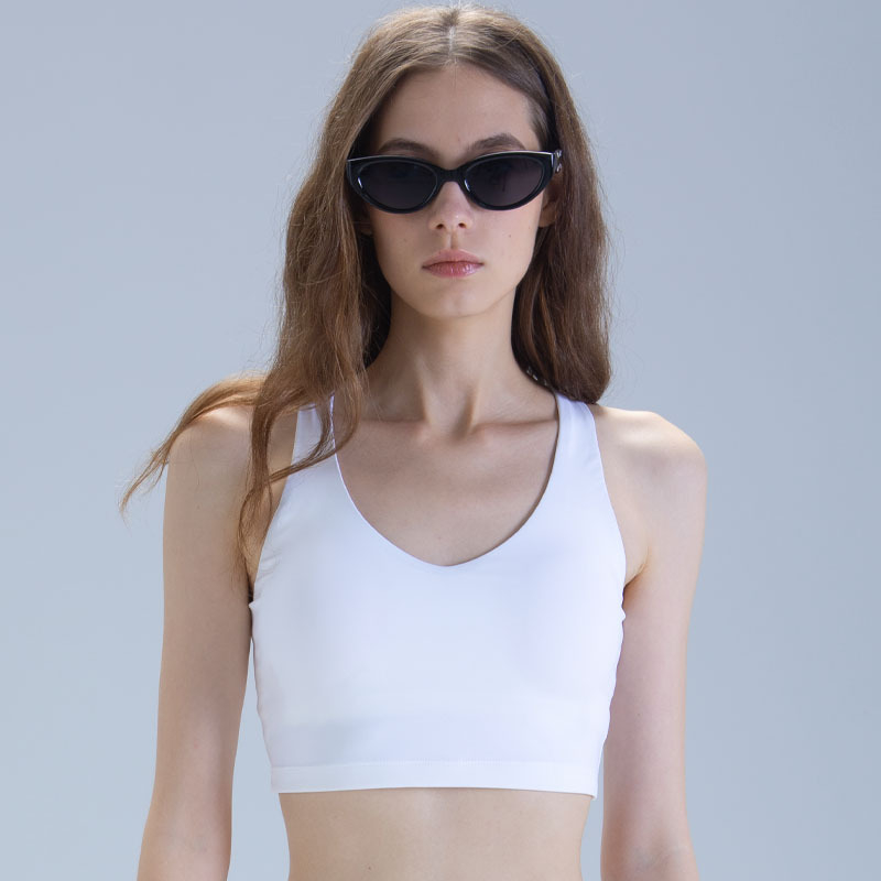 Moterų be rankovių haltero jogos viršūnė su krūtinės pagalvėlėmis ir nailoninių šortų komplektas (2025)