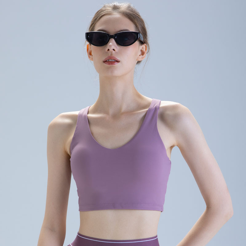 Moterų be rankovių haltero jogos viršūnė su krūtinės pagalvėlėmis ir nailoninių šortų komplektas (2025)