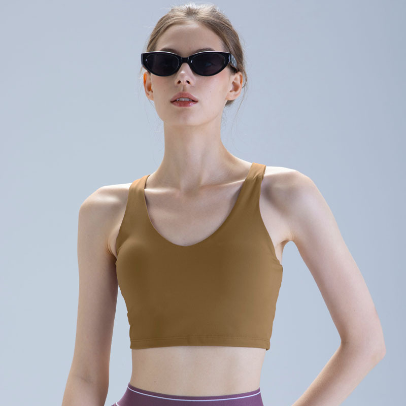 Moterų be rankovių haltero jogos viršūnė su krūtinės pagalvėlėmis ir nailoninių šortų komplektas (2025)