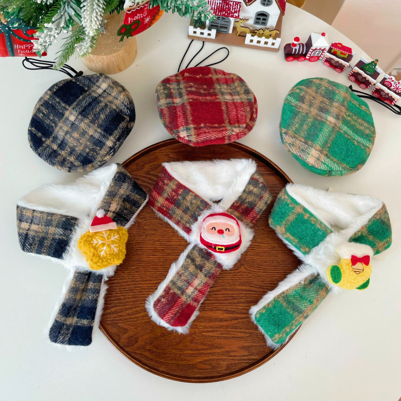 Kalėdinis komplektas naminiams gyvūnams: katės šalikėlis ir beretė su languotu raštu, cartoon motyvas, poliesteris, rankų darbo, universalus tinkamumas visiems gyvūnams, aksesuarai šalikui ir kepurei