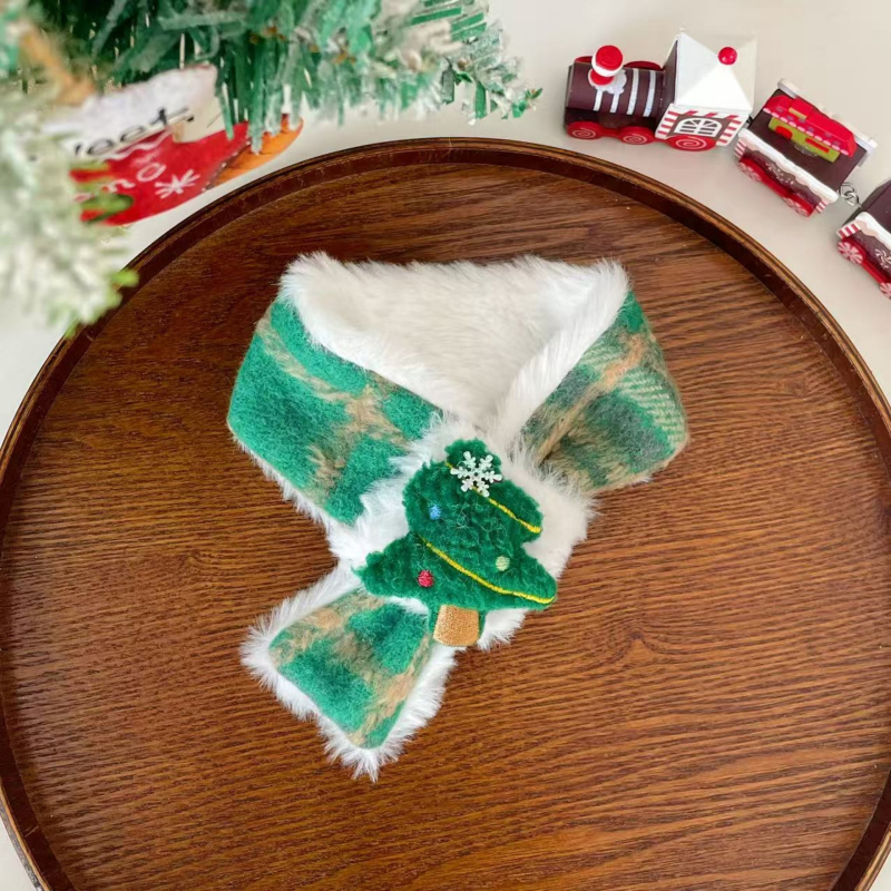 Kalėdinis komplektas naminiams gyvūnams: katės šalikėlis ir beretė su languotu raštu, cartoon motyvas, poliesteris, rankų darbo, universalus tinkamumas visiems gyvūnams, aksesuarai šalikui ir kepurei