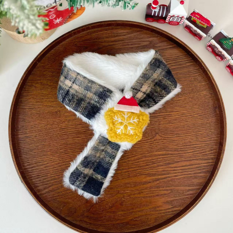 Kalėdinis komplektas naminiams gyvūnams: katės šalikėlis ir beretė su languotu raštu, cartoon motyvas, poliesteris, rankų darbo, universalus tinkamumas visiems gyvūnams, aksesuarai šalikui ir kepurei