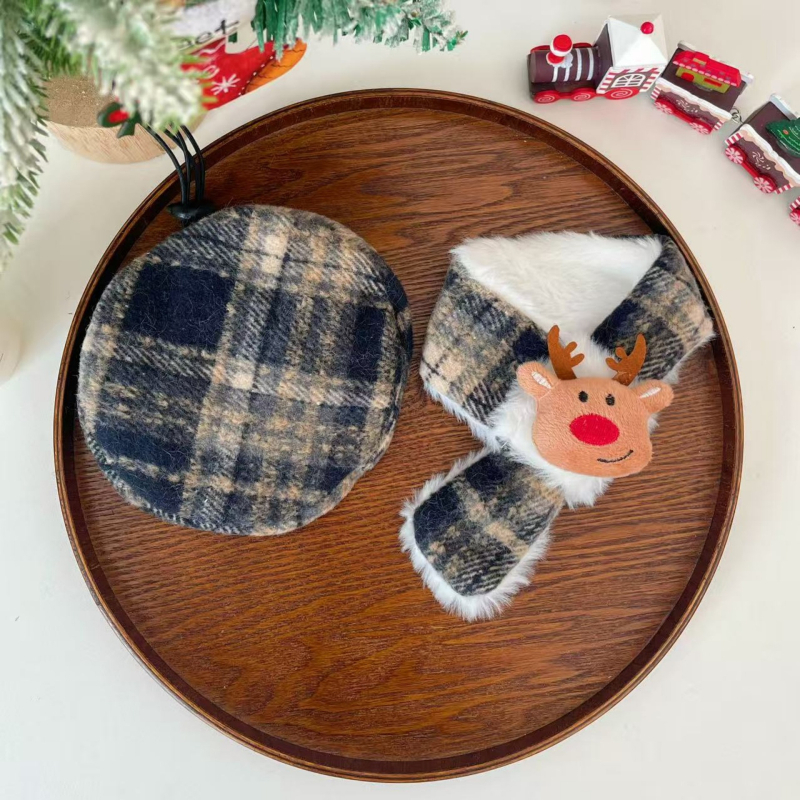 Kalėdinis komplektas naminiams gyvūnams: katės šalikėlis ir beretė su languotu raštu, cartoon motyvas, poliesteris, rankų darbo, universalus tinkamumas visiems gyvūnams, aksesuarai šalikui ir kepurei