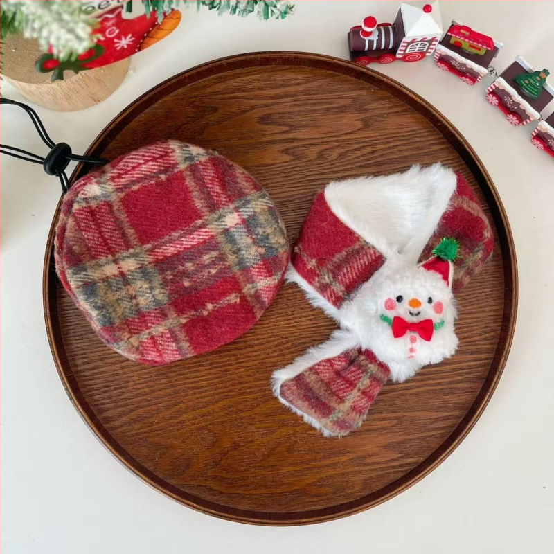 Kalėdinis komplektas naminiams gyvūnams: katės šalikėlis ir beretė su languotu raštu, cartoon motyvas, poliesteris, rankų darbo, universalus tinkamumas visiems gyvūnams, aksesuarai šalikui ir kepurei