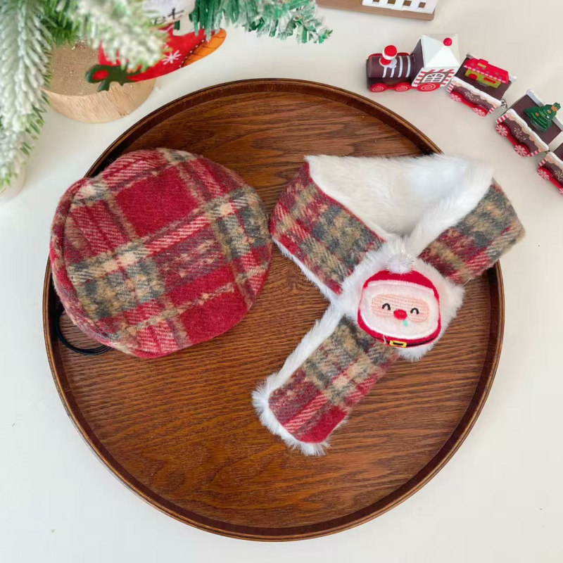 Kalėdinis komplektas naminiams gyvūnams: katės šalikėlis ir beretė su languotu raštu, cartoon motyvas, poliesteris, rankų darbo, universalus tinkamumas visiems gyvūnams, aksesuarai šalikui ir kepurei