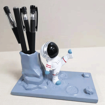 Astronaudi telefonihoidja ja pliiatsihoidik – ümmargune lauaorganisaator sünteetilisest vaigust