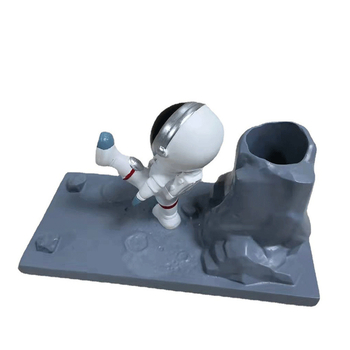 Astronaudi telefonihoidja ja pliiatsihoidik – ümmargune lauaorganisaator sünteetilisest vaigust