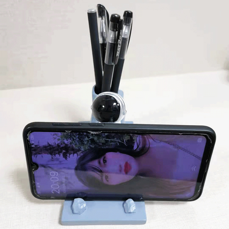 Astronaudi telefonihoidja ja pliiatsihoidik – ümmargune lauaorganisaator sünteetilisest vaigust