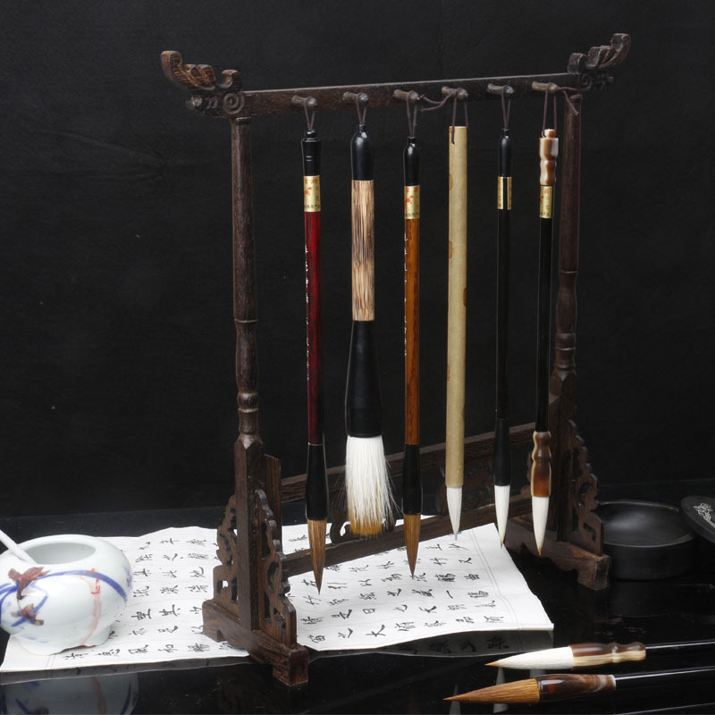 Ciets koka pildspalvas pakaramais ar pūķa galvu, adatu konfigurācijas: 8/16, 7/14, 6/12, 4/8 (Modelis JCM-8)