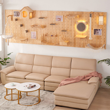 Koka sienas kaķu kāpņu rāmis ar integrētu guļvietu un plauktu, vienkāršs stils, bez urbuma