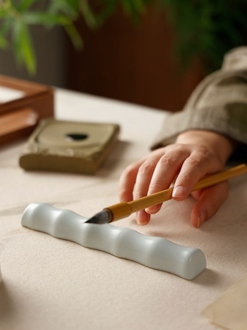 Keramikas pildspalvas un otu turētājs ar bambusa locījuma dizainu kaligrāfijai un gleznošanai