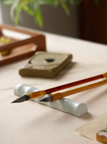 Keramikas pildspalvas un otu turētājs ar bambusa locījuma dizainu kaligrāfijai un gleznošanai