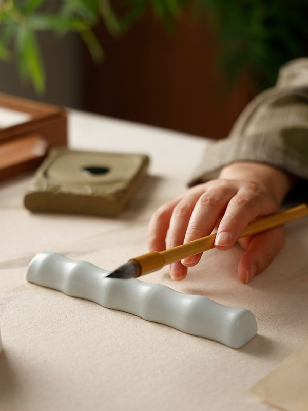 Keramikas pildspalvas un otu turētājs ar bambusa locījuma dizainu kaligrāfijai un gleznošanai