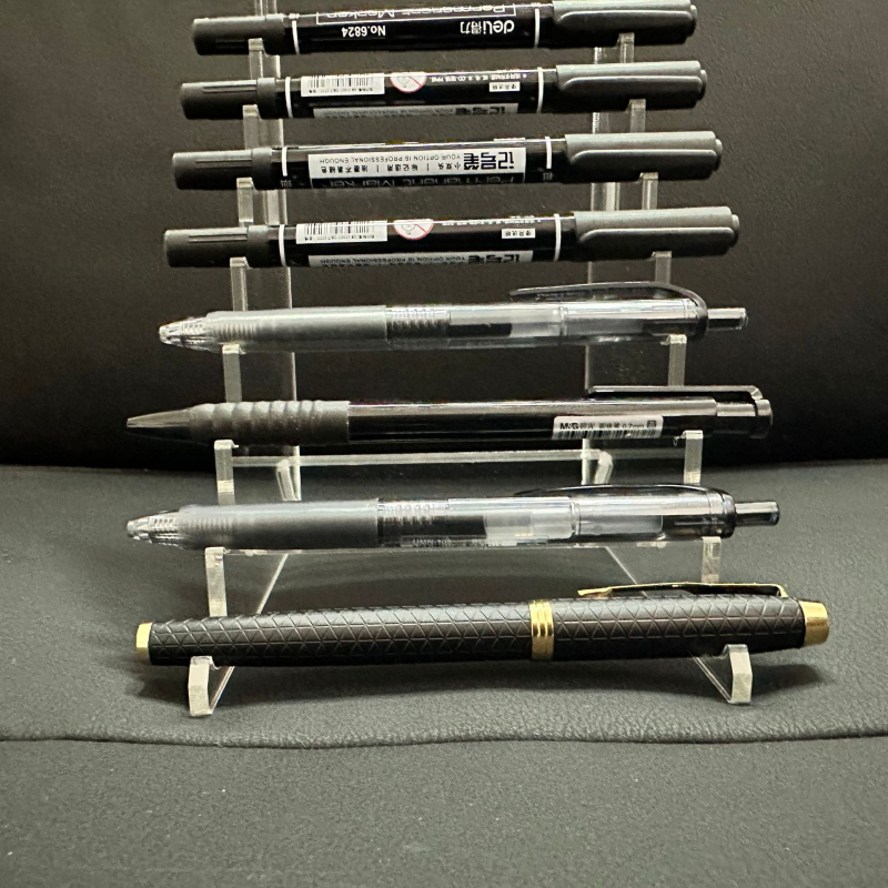 On the Dragon skaidrs akrila pildspalvu displeja statīvs ar ērtu salikšanas konstrukciju – birojam un studijām