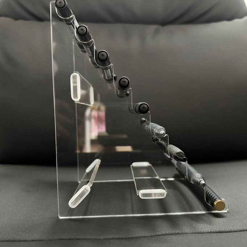 On the Dragon skaidrs akrila pildspalvu displeja statīvs ar ērtu salikšanas konstrukciju – birojam un studijām