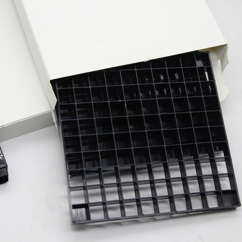 Kvadrātveida plastmasas suku turētājs – 96 nodalījumi, noņemama kastīte, priekš otu akvareļu un eļļas gleznojumiem.