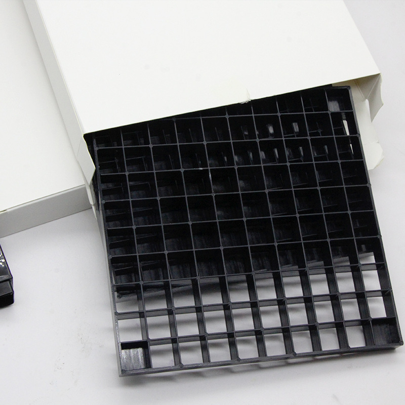 Kvadrātveida plastmasas suku turētājs – 96 nodalījumi, noņemama kastīte, priekš otu akvareļu un eļļas gleznojumiem.