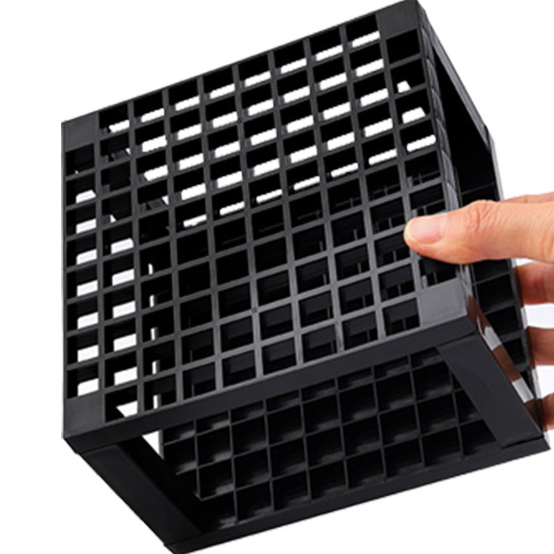 Kvadrātveida plastmasas suku turētājs – 96 nodalījumi, noņemama kastīte, priekš otu akvareļu un eļļas gleznojumiem.