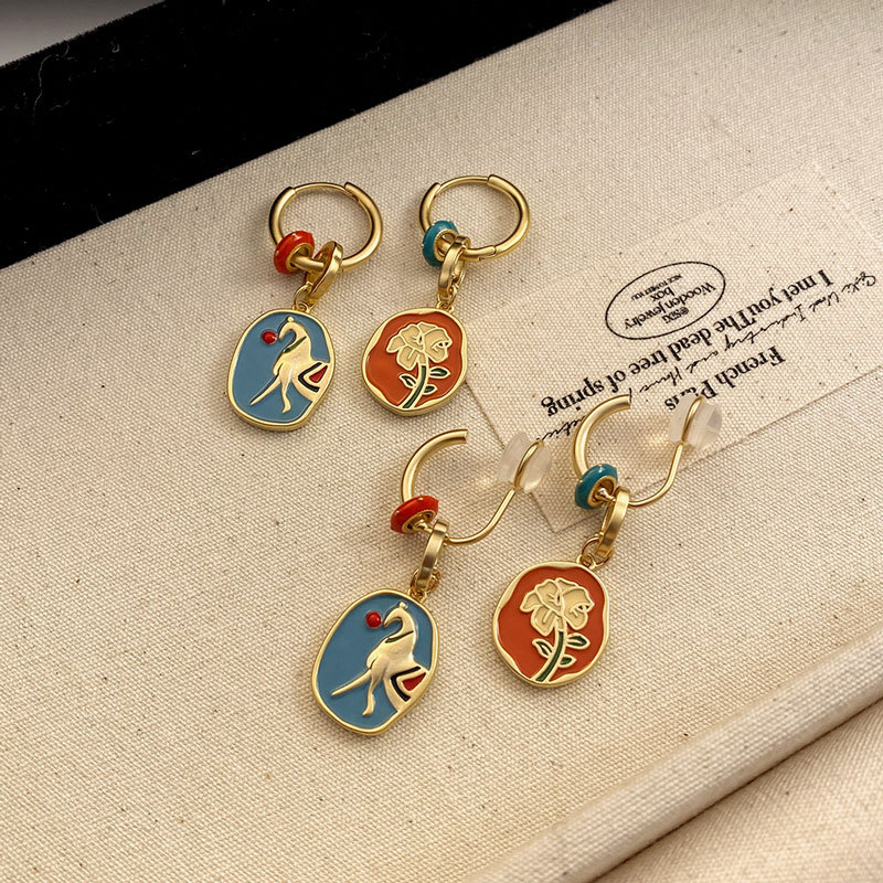 Jiuhan ausu aizbāžņi – divpusēji emalēti, ponija ziedu motīvs, elektroplātēts varš