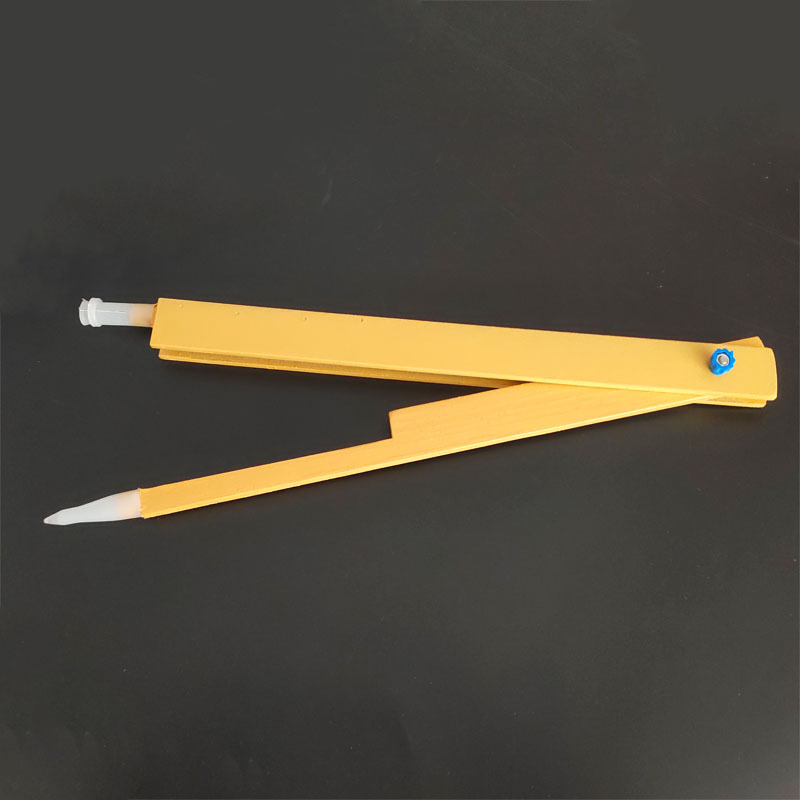 Koka rasēšanas komplekts ar divām trijstūra plāksnēm, svars 2000 g, materiāls koks