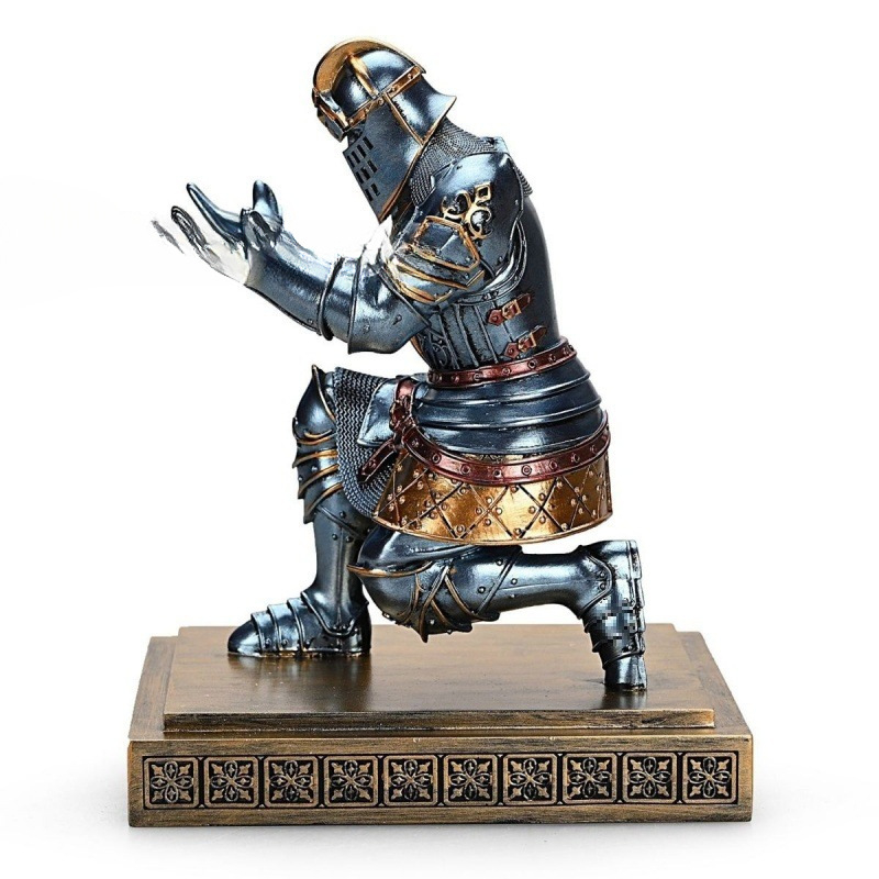 Rašiklio laikiklis – riterio/samurajaus motyvas, derva, modelis 1, biuro stalo dekoras