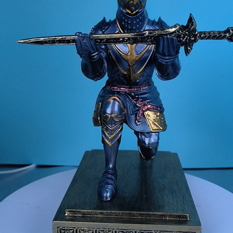 Rašiklio laikiklis – riterio/samurajaus motyvas, derva, modelis 1, biuro stalo dekoras