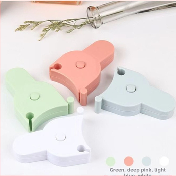 Namų naudojimui skirtas trijų apimčių matavimo liniuotė: juosmens, krūtinės ir klubų matavimui; dvipusė skalė; atsparus dėvėjimuisi; aukšta tikslumas; traukiama atgal; plastikinė