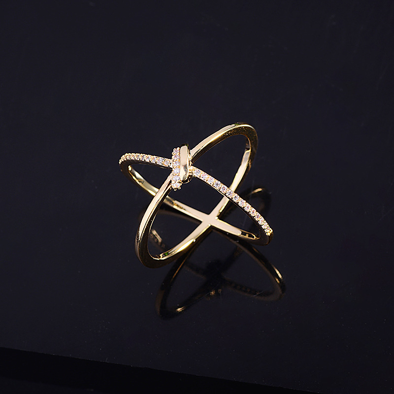 Šalles sprādze ar stūra mezglu, vara materiāls, cirkona mozaika, elektroplakēts pārklājums, ģeometrijisks universālais dizains