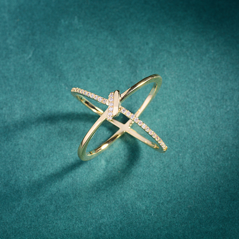 Šalles sprādze ar stūra mezglu, vara materiāls, cirkona mozaika, elektroplakēts pārklājums, ģeometrijisks universālais dizains