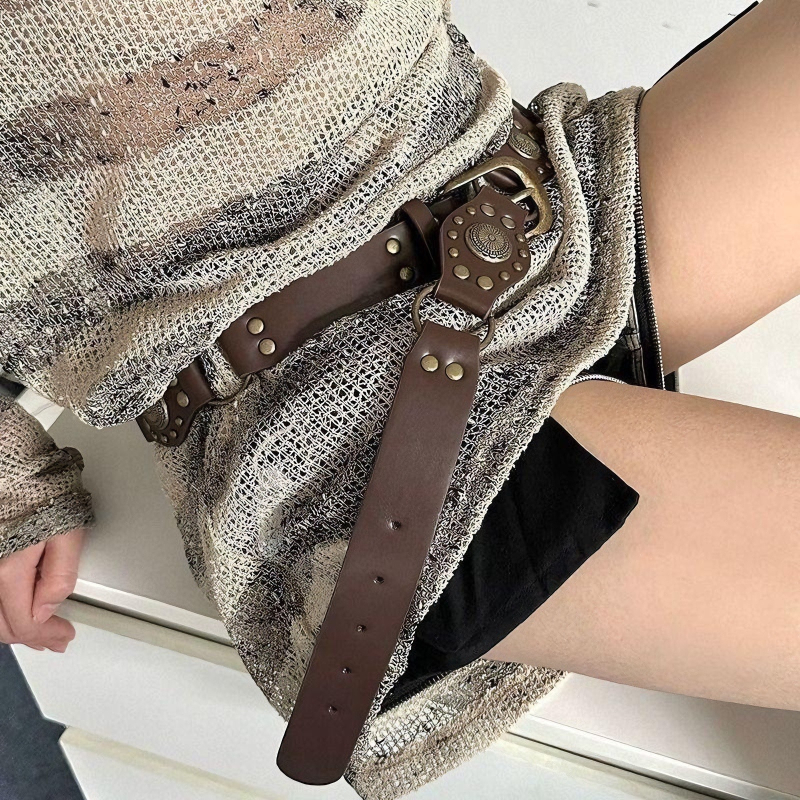 Ženski vintage kaiš s rivet detaljima – materijal: umjetna koža; kopča: legura; zatvaranje: klin; širina >4 cm; površinska obrada: elektroplatiranje