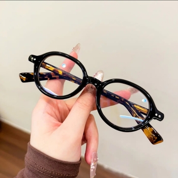 Presbiopiniai akiniai su apsauga nuo mėlynos šviesos ir radiacijos; lęšiai PC; pilnas rėmas; ovalo formos rėmas; leidimas 2024 m. rudenį.