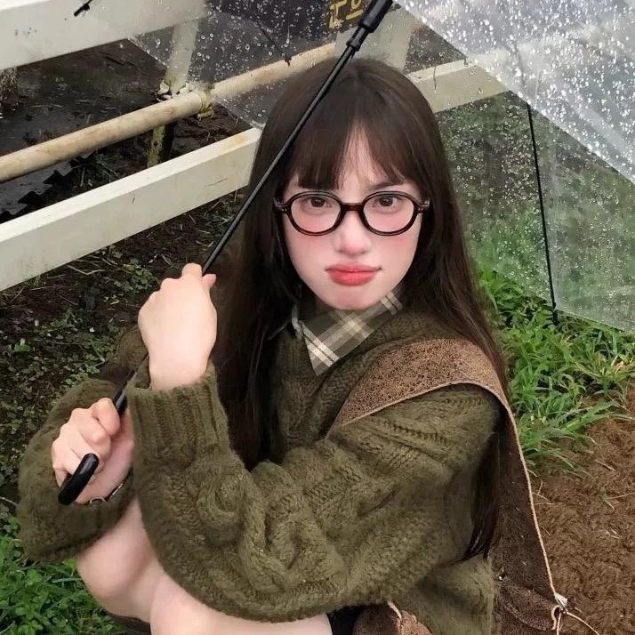 Presbiopiniai akiniai su apsauga nuo mėlynos šviesos ir radiacijos; lęšiai PC; pilnas rėmas; ovalo formos rėmas; leidimas 2024 m. rudenį.