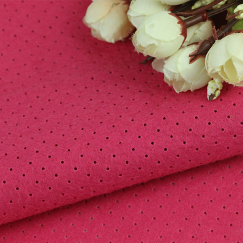 Poliesteru perforēta adatu nesasēta audums, platums 110 cm, svars 150–400 g/m², elpojošs, medicīnas un higiēnas audumiem un apģērbu oderei