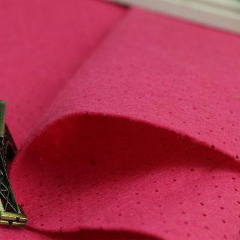 Poliesteru perforēta adatu nesasēta audums, platums 110 cm, svars 150–400 g/m², elpojošs, medicīnas un higiēnas audumiem un apģērbu oderei