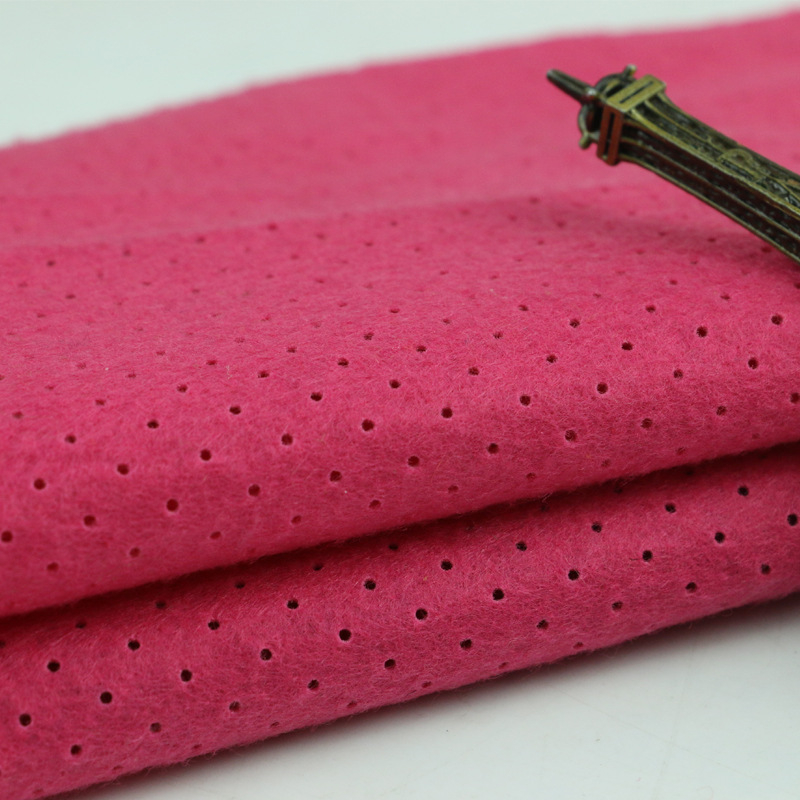 Poliesteru perforēta adatu nesasēta audums, platums 110 cm, svars 150–400 g/m², elpojošs, medicīnas un higiēnas audumiem un apģērbu oderei