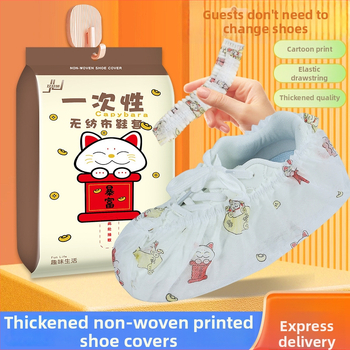 Vienkartiniai batų uždangalai iš netinko audinio, stori, su karikatūriniu atspaudų motyvu, vidiniam naudojimui; logotipo spausdinimas galimas