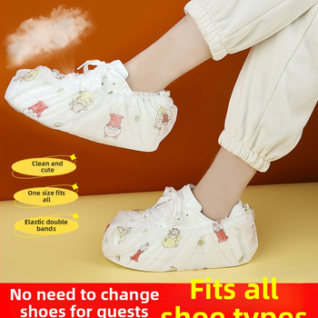 Vienkartiniai batų uždangalai iš netinko audinio, stori, su karikatūriniu atspaudų motyvu, vidiniam naudojimui; logotipo spausdinimas galimas