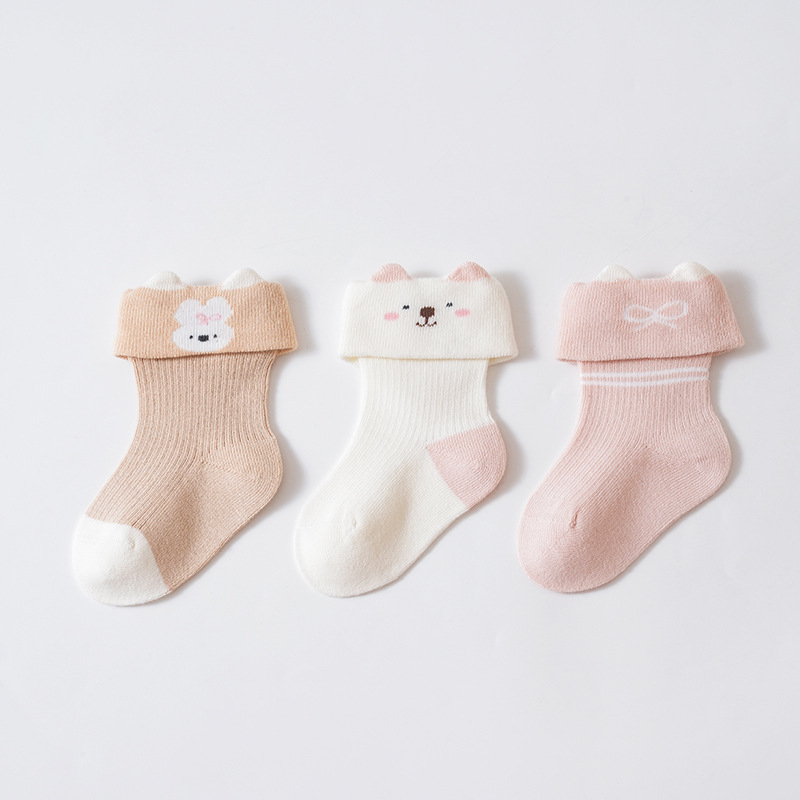 Beebide sokid kammitud puuvillast; hingavad, imavad higi; keskmise pikkusega toru; kolm paari pakendis