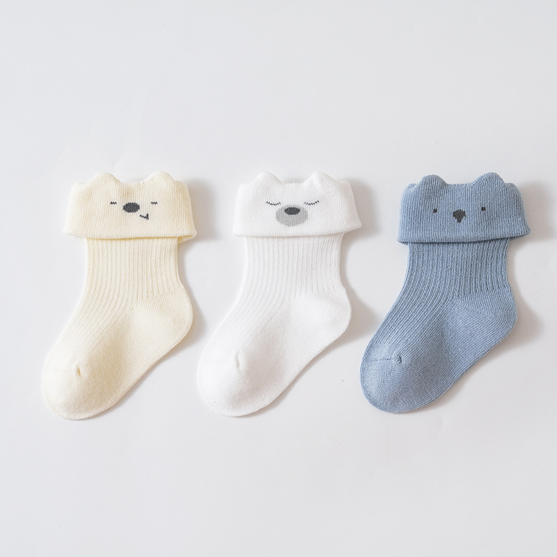 Beebide sokid kammitud puuvillast; hingavad, imavad higi; keskmise pikkusega toru; kolm paari pakendis