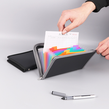 Verslo mini akordeoninė byla su vaivorykštės kraštu ir užtrauktuku bei daugiasluoksė kvitų saugykla; plastikas; Prekės ženklas English Poetry; tinklelio numeris 13; atspausdintas logotipas; pritaikymas įmanomas