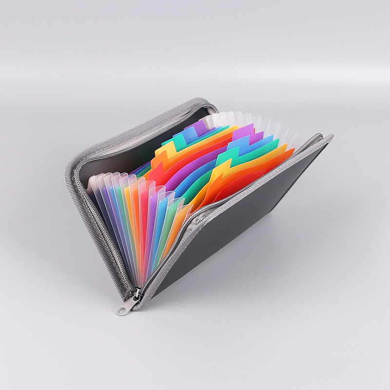 Verslo mini akordeoninė byla su vaivorykštės kraštu ir užtrauktuku bei daugiasluoksė kvitų saugykla; plastikas; Prekės ženklas English Poetry; tinklelio numeris 13; atspausdintas logotipas; pritaikymas įmanomas