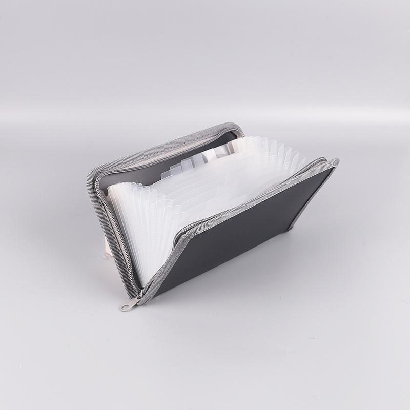 Verslo mini akordeoninė byla su vaivorykštės kraštu ir užtrauktuku bei daugiasluoksė kvitų saugykla; plastikas; Prekės ženklas English Poetry; tinklelio numeris 13; atspausdintas logotipas; pritaikymas įmanomas