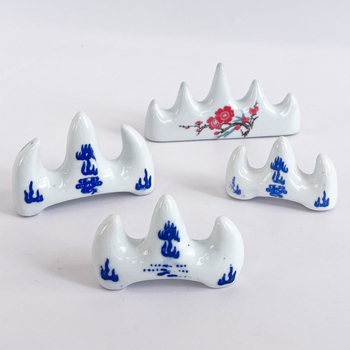 Keraminis šepetėlių laikiklis kalno formos, mėlynos ir baltos porcelianos stilius, piešimui ir meno pamokoms