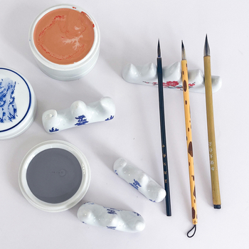 Keraminis šepetėlių laikiklis kalno formos, mėlynos ir baltos porcelianos stilius, piešimui ir meno pamokoms